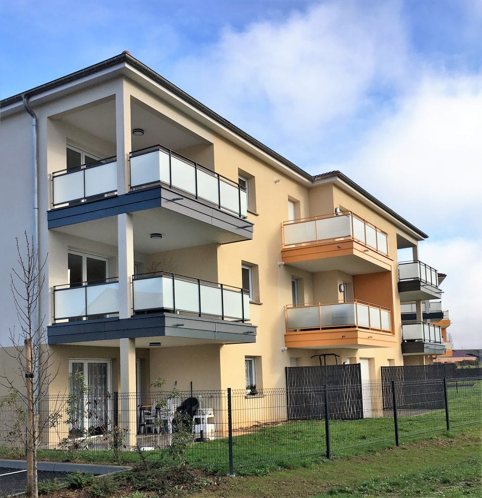 Balcons de logements à Ennery