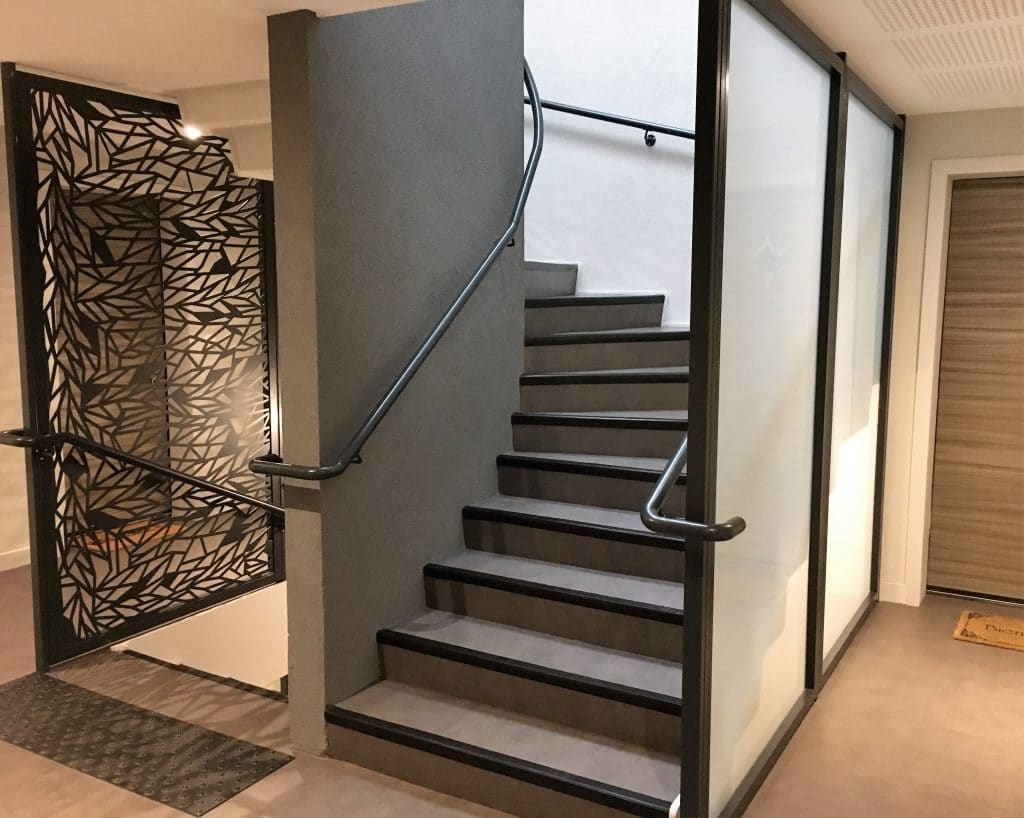 Cage d'escalier d'une résidence à Ennery